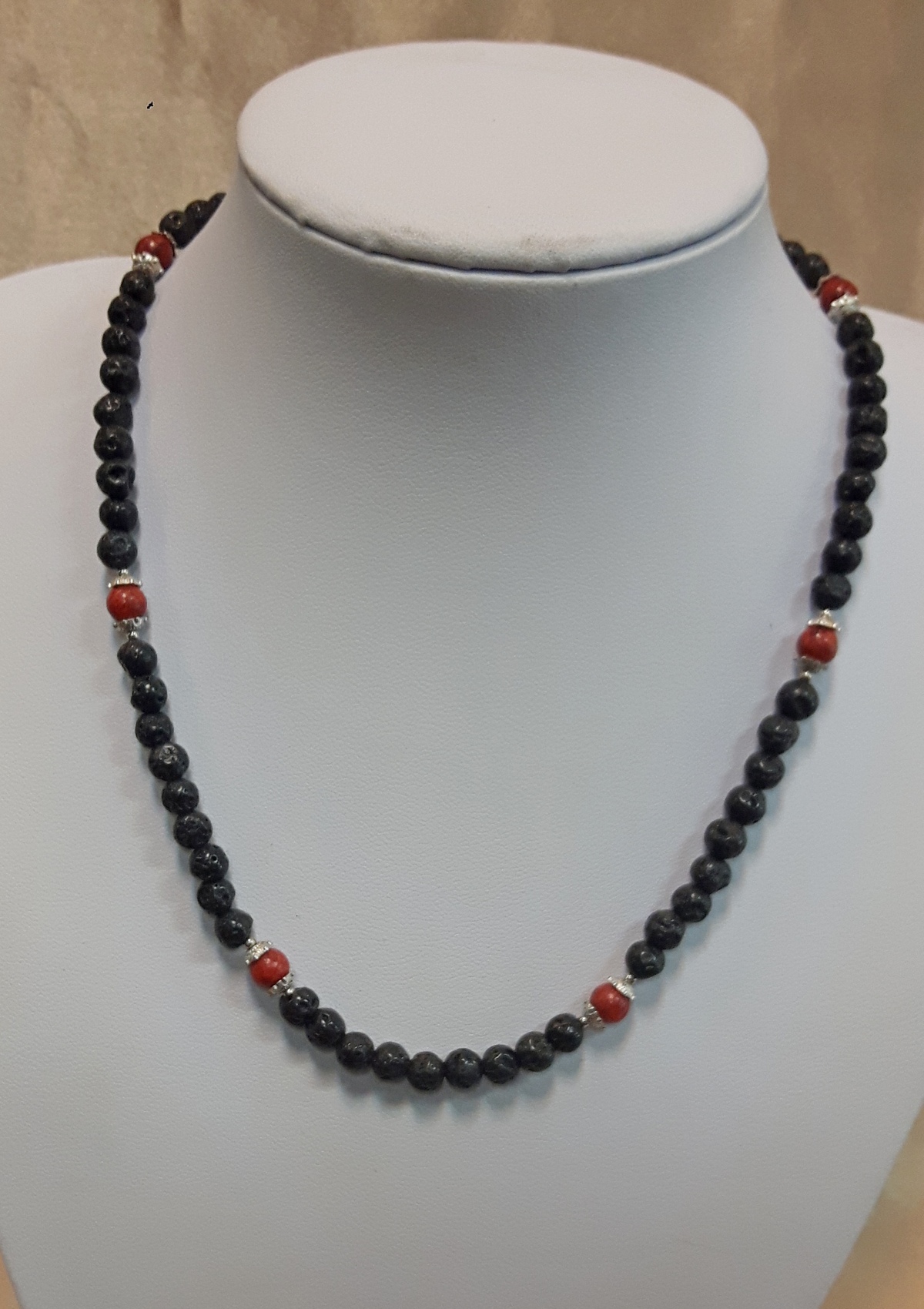 Ogrlica od lava kamena i crvenih tropskih koralja. Nautilus nakit
